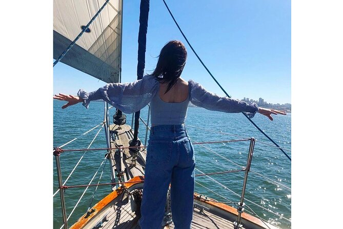 1.5-Hour San Francisco Bay Sailing Tour - Drinks Included: Two Beverages and a 21+ ID Check