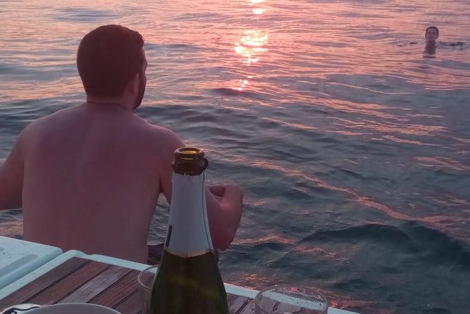 1h Refreshing Sailing Tour in Barcelona with Open Bar & Snacks - Open bar and snacks: what’s included (and what makes it feel like value)