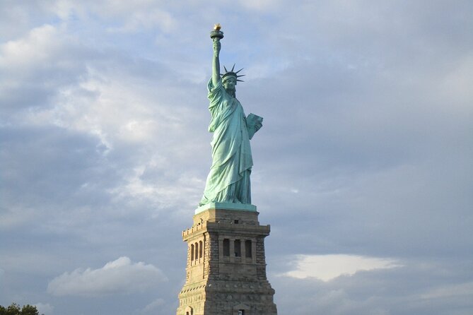 2.5-hour Guided Sailboat Tour - The guides: friendly hosts and photo help that’s actually useful
