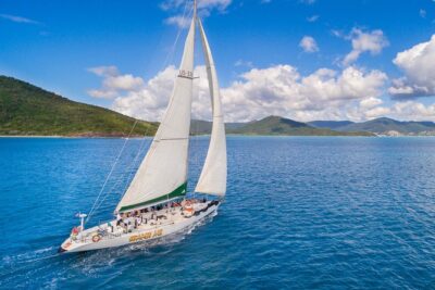 2-Night Whitsundays Sailing Cruise incl. Whitehaven Beach & Great Barrier Reef - Day 1 on the water: Whitehaven Beach and morning sand time