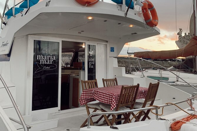 2H Lisbon Private Luxury Catamaran Tour with Welcome Drink - Welcome Drink and a Crew That Actually Pays Attention