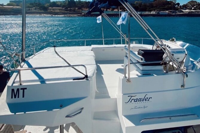 2H Lisbon Private Luxury Catamaran Tour with Welcome Drink - Sailing Past Padrão dos Descobrimentos and the Belém Front