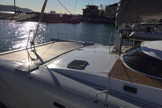 2H Tour on a Private Sailing Catamaran "Scarlett" up to 16 people - Photo-Friendly Lisbon: Better Group Shots Without the Crowd