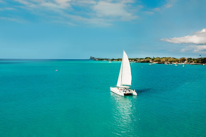 3 North Islands Catamaran Cruise with Lunch & Drinks on island. - Stop 2: Ile Plate (Flat Island) for Turquoise Lagoon Views