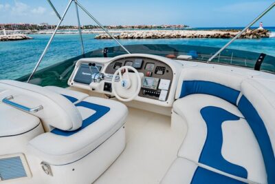 4 Hour 50' Azimut Yacht All-Inclusive in Tulum & Playa del Carmen - Boarding in Puerto Aventuras: Welcome Drinks and What the Crew Sets Up