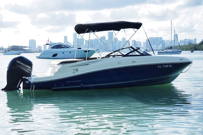 42 to 46 Ft Private Yacht Miami, rent for 2 our 4 hours, 12 ppl - Key things that make this yacht rental work