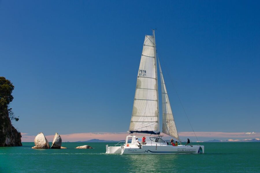 Abel Tasman National Park: Day Sailing Adventure with Lunch - Split Apple Rock and the coastline icons from the sea