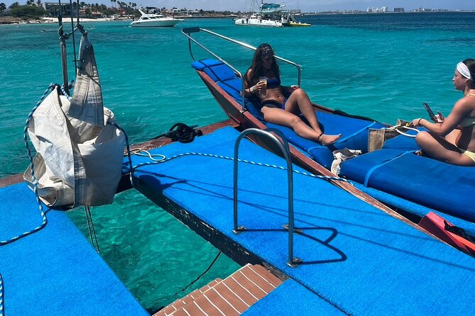 Adults Only Catalina Bay Small Group Snorkel & Sunset Sail - Why Catalina Bay snorkeling feels calmer on a 12-person Aruba sail