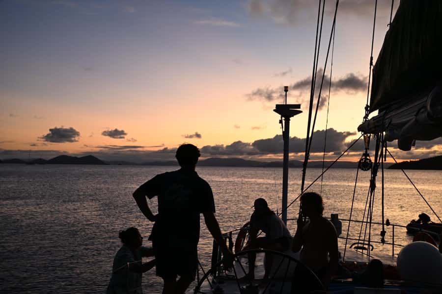 Airlie Beach: 2-Night Whitsundays Sailing Trip with Meals - The Night Program: Blue Lights Underwater and Real Stargazing