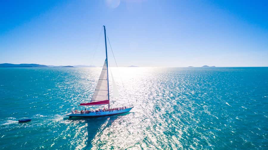 Airlie Beach: Whitsunday Islands 2-Day Sailing Tour - Crew and Captain: The Difference Between a Tour and a Real Sail