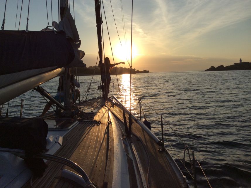 Alcudia: Sailing Yacht Excursion with Wine & Tapas - Cala en Gossalba break: tapas, drinks, and serious water time