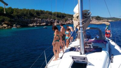 Alghero: Daily Sailing Experience with lunch onboard - Boat comfort that actually matters on a 7.5-hour day
