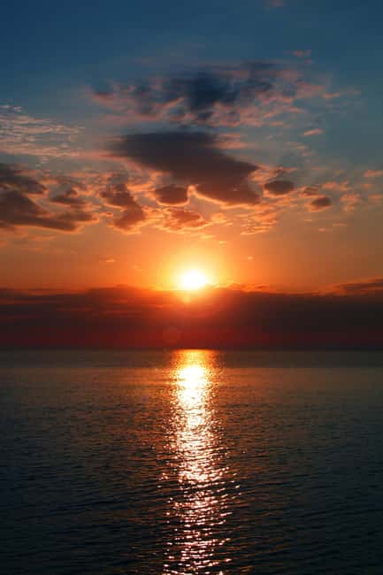 Barcelona Badalona : Sailboat Tour, Snacks, Drinks, Swimming - The “late evening is best” timing factor