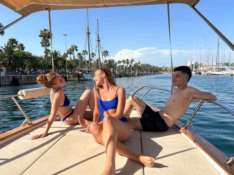 Barcelona: Private Classic Yacht Tour with Drinks - Sighting the Barcelona skyline from open water