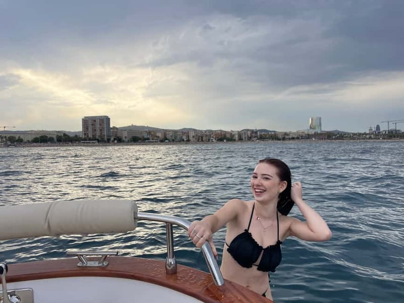 Barcelona: Private Classic Yacht Tour with Drinks - Price and value for a group up to 6