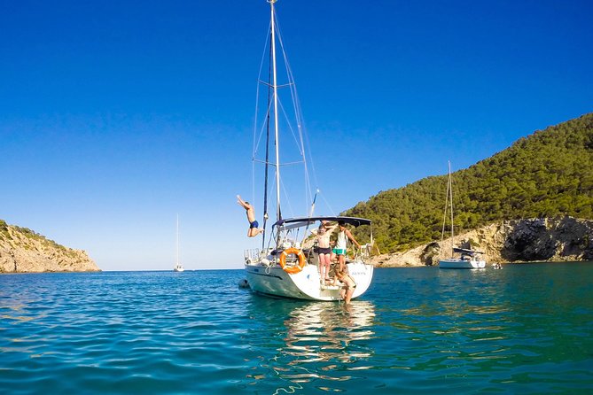 Barcelona Private Sailing Tour with Drinks for Family and Friends - Family and friends on a private charter: comfort beats crowding
