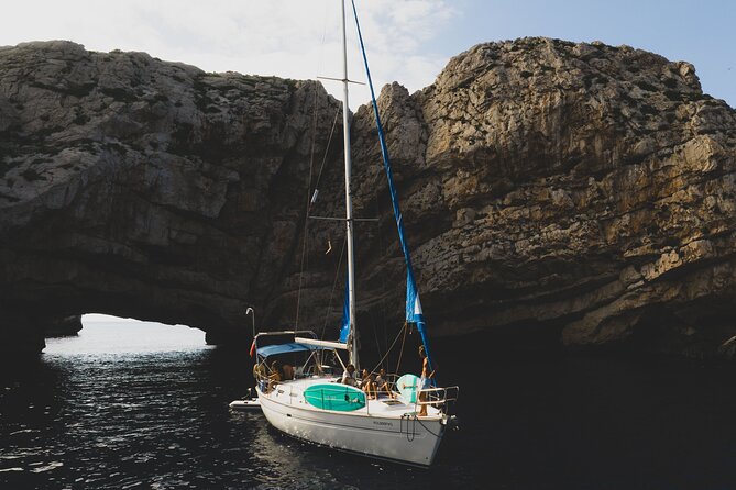 Bavaria 42 Cruiser · Private sailboat around Ibiza and Formentera - Getting started at Tropicana Eivissa Cala Jondal