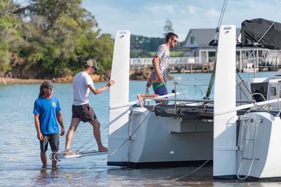 Bay of Islands: Catamaran Sail, Wildlife Island & Lunch - Getting There: Paihia Beach Start and a Simple, Clear Setup