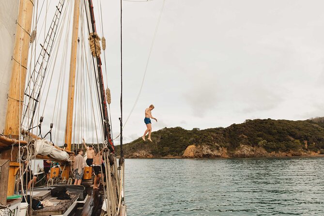 Bay of Islands Tall Ship Sailing on R. Tucker Thompson Including BBQ Lunch - Deck time planning: what to wear when the wind is part of the show