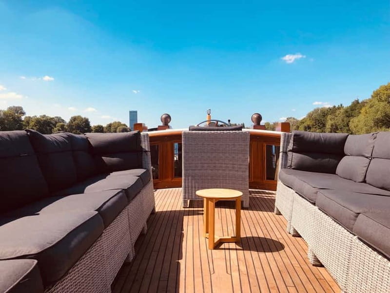 Berlin: Boat Sightseeing Tour on Electric Motor Yacht - How the narration and onboard service work in real life