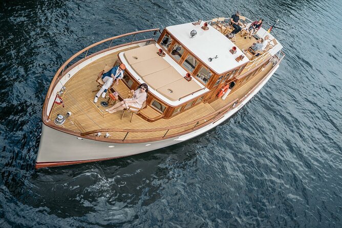 Berlin Boot Sightseeing Tour on Electric Private Yacht - Federal Chancellery and the skyline power points