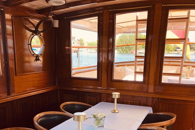 Berlin Boot Sightseeing Tour on Electric Private Yacht - Commentary, drinks, and how to plan your hour