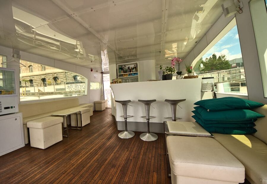 Berlin: Exclusive Boat Tour on a Solar-Powered Catamaran - Seats, Shade, Blankets, and the On-Board Bar