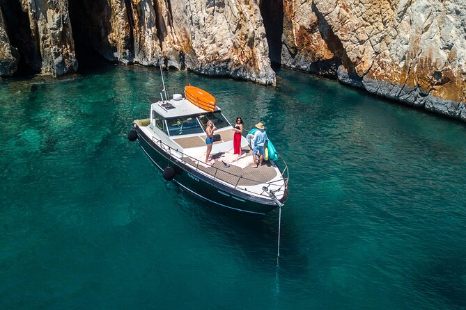 Blue & Green cave tour with yacht from town Hvar - On-board setup that makes the swims easier