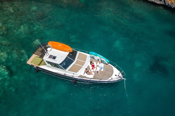 Blue & Green cave tour with yacht from town Hvar - The boarding vibe: welcome drink and a day that starts on time