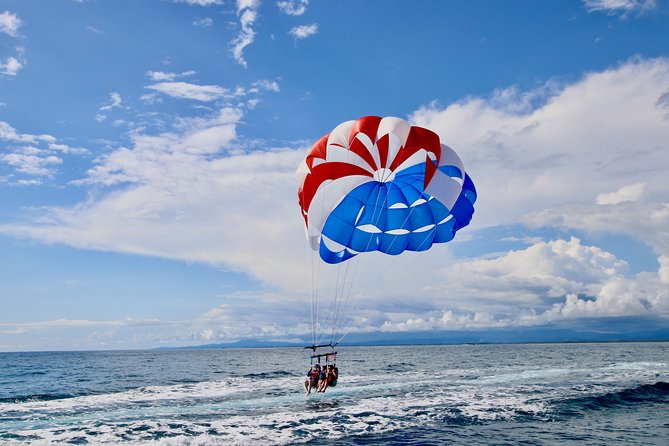 Boat Parasailing with Aguas Azules - Entering The Moment: Where the boat parasailing starts (Espadilla Beach)