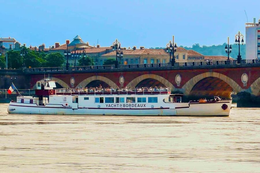 Bordeaux: Garonne River Yacht Cruise with Brunch - Yacht de Bordeaux on the Garonne: comfort that keeps the focus on the views
