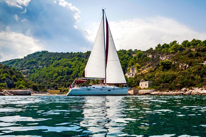 Brac Island One-Day Trip with the Sailboat Nana - Private Tour - The sailing rhythm from Omiš to Brac