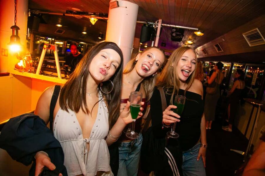 Budapest: Sip & Sail Danube Cruise with Prosecco Cocktails - The 75 minutes you actually get (timing, pacing, and expectations)