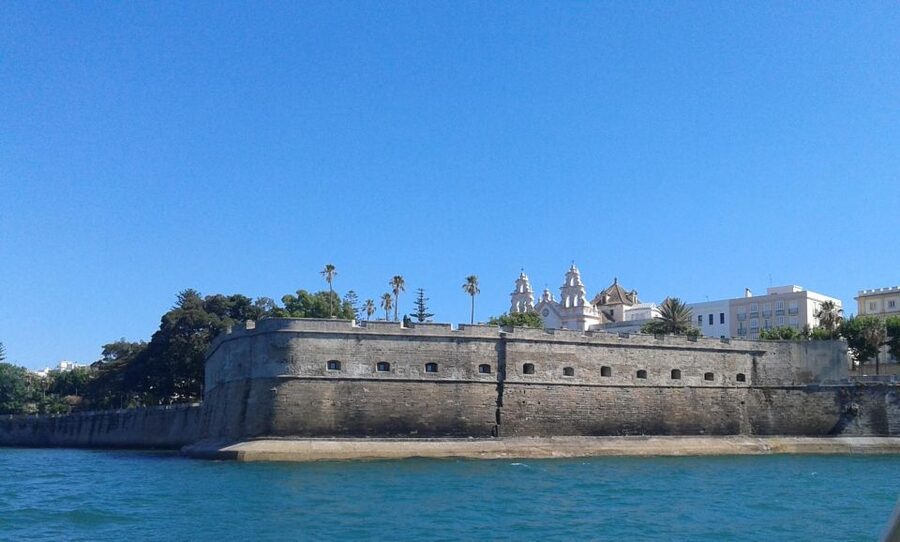 Cádiz: Bay of Cádiz Catamaran Tour with Host - Cádiz Bay catamaran value: 75 minutes that feel worth the price