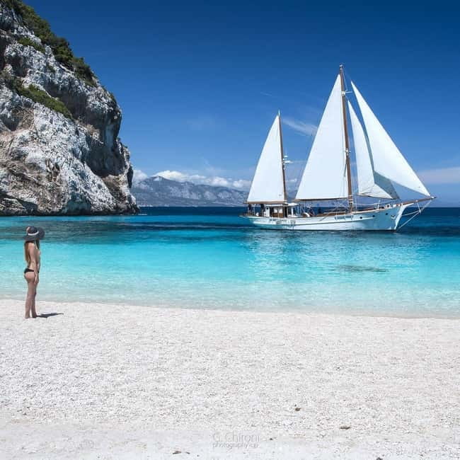 Cala Gonone: Gulf of Orosei Tour with a Vintage Sailing boat - The Dovesesto: a nearly-100-year ship with space and shade