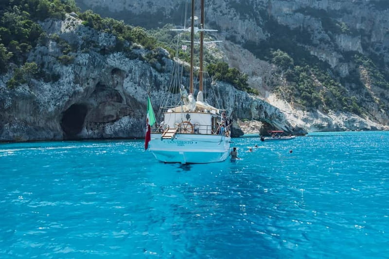Cala Gonone: Gulf of Orosei Tour with a Vintage Sailing boat - “Tender boat” cave access: more time feeling the coast