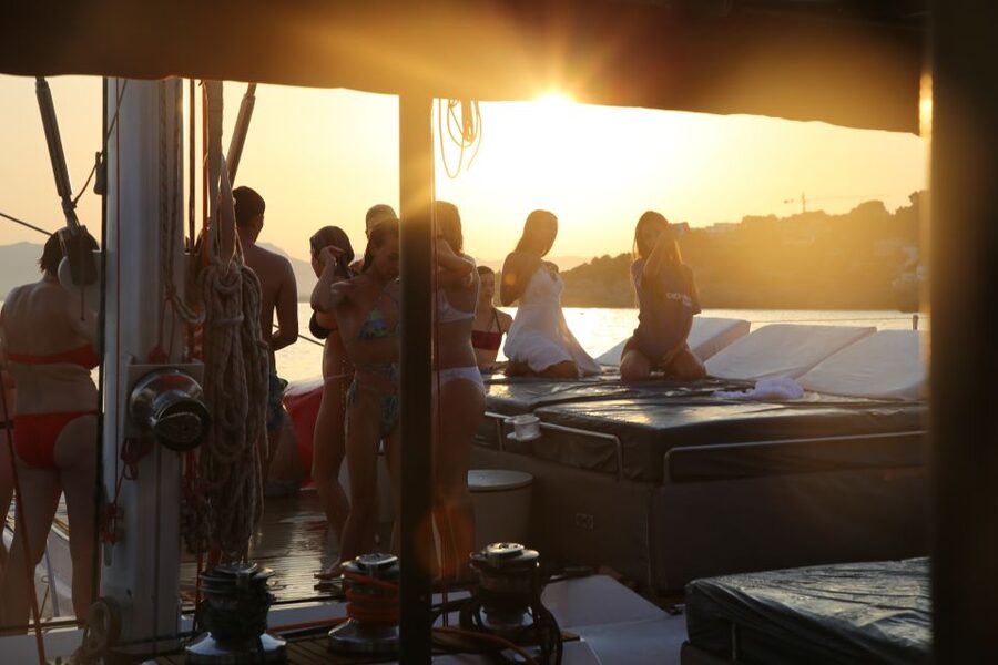 Cambrils: Sunset Catamaran Cruise & Drinks w/ Sunbed - Cambrils sunset on a catamaran: the pace of 150 minutes