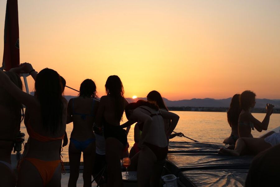 Cambrils: Sunset Catamaran Cruise with Drinks - Swim Stop: The Best Time to Get Wet (and What to Expect)