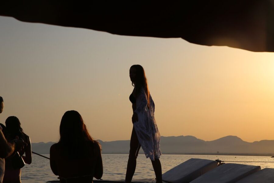 Cambrils: Sunset Catamaran Cruise with Drinks - Staff, Service, and the Small Details That Matter