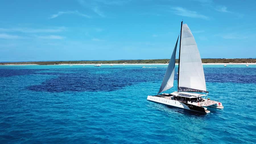Cartagena: Rosario Islands Catamaran with Lunch and Snorkel - On Board the Bona Vida Catamaran: Seating, Shade, and the Bar