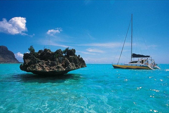 Catamaran Cruise to Ile Aux Bénitiers: Dolphin watch, Crystal Rock & Transfer - A chilled day with real sea time: what this catamaran day is about