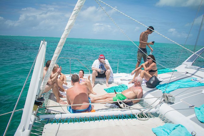 Catamaran cruise to Ile aux cerfs with bbq lunch - Lunch on the water: BBQ, drinks, and a live music touch