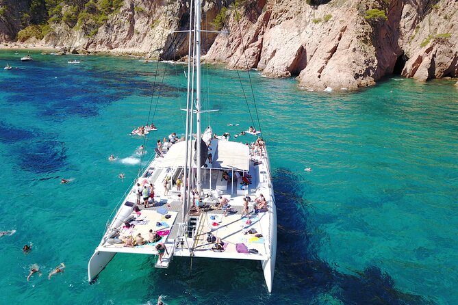 Catamaran ride -Costa Brava with barbecue and drinks. Familiar. - Key Points at a Glance