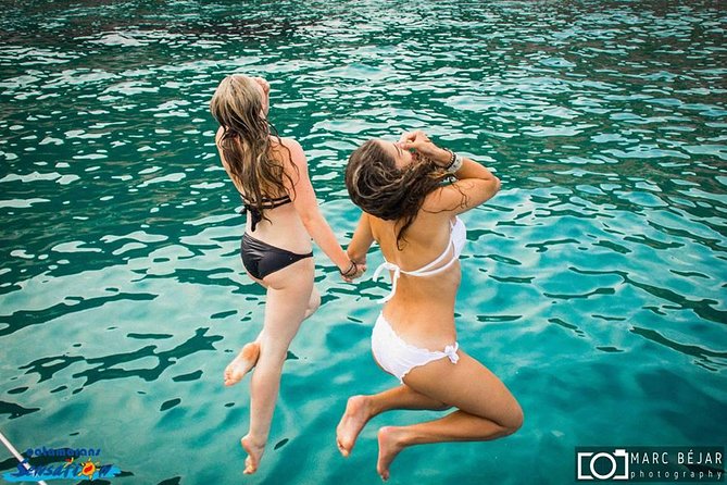 Catamaran ride -Costa Brava with barbecue and drinks. Familiar. - Crew Energy, Music, and Motion Sickness: The Real Onboard Mood