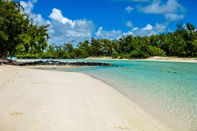 Catamaran to Ile aux Cerf with Parasailing, Tube Riding & Lunch - Food and unlimited drinks: 3 courses, plus the cruise comforts