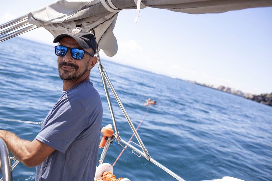 Catania: Coastline Sailing Trip with Aperitif and Prosecco - Crew and guides: what “professional” feels like here