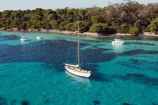 Classic Yacht Sailing in Cannes - Food and drinks: the small extras that make it feel special