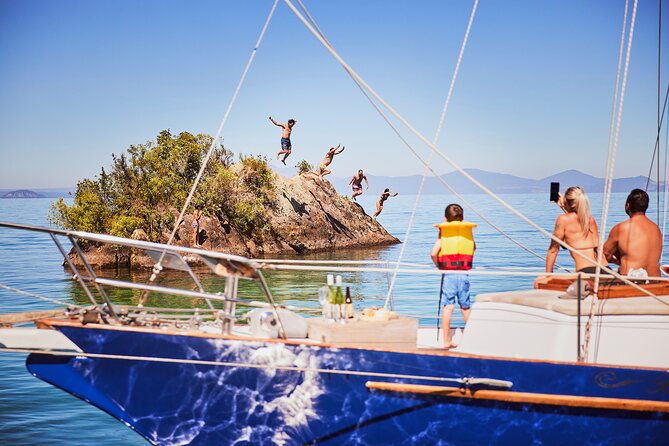 Classical Sailing - Māori Rock Carvings -Taupo Sailing Adventures - Boat Comfort: Classical Sailing Feel, Real Deck Time