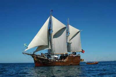 Cruise 3, Benagil - Afternoon - Caves 14:30H - 17:00H - The Algar de Benagil stop: how the small-boat cave part actually works