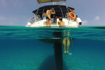 Daily sailing trip in the La Maddalena Archipelago - How the 7-hour schedule works: dinghy beaches and swimming from the boat